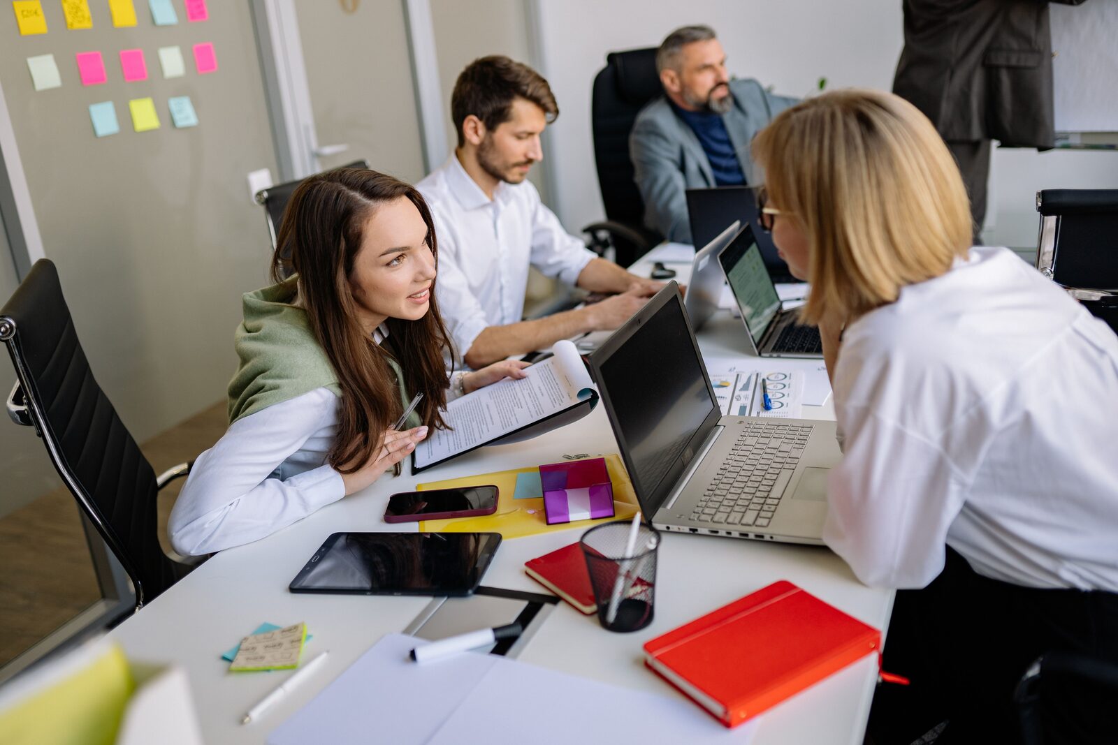 Équipe NSX Ventures collaborant dans un espace de travail collaboratif