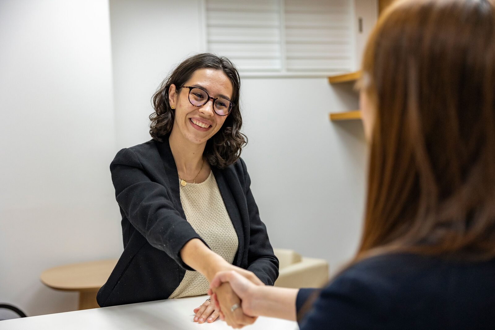 Poignée de main scellant un placement réussi entre NSX Elite et un talent du vivier international